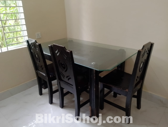 ডাইনিং টেবিল